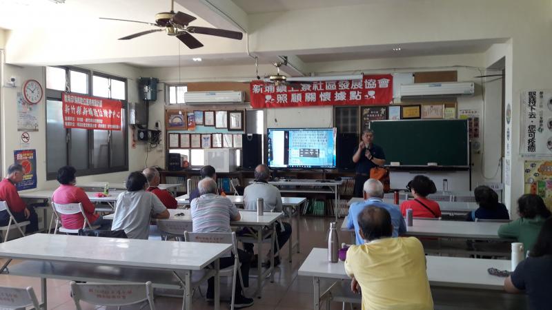 行動DOC:地點在新埔鎮上寮社區活動中心,老師透過銀幕介紹健康一點靈.