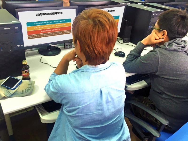 學員們認真聽講師簡報說明行動支付