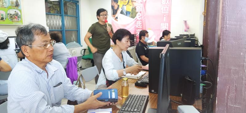 學員專心觀看電腦操作情況