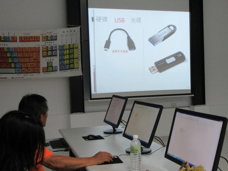 現在都採用外接式光碟機，家用電腦因為體積容納沒問題可是在平板或筆記型電腦大概只能使用外接式的。