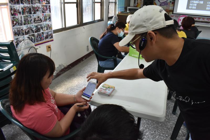 陳時儂老師耐心的指導小東社區學員於拍照前的事先設定