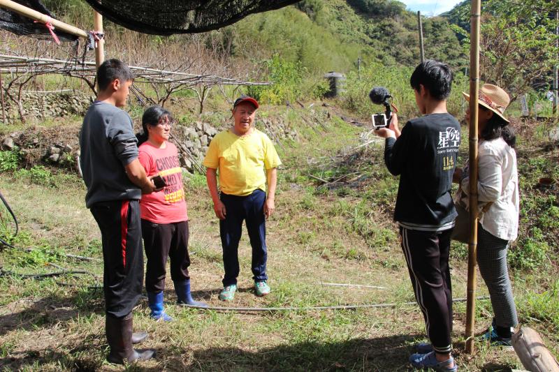 直播現場，學員練習掌鏡。