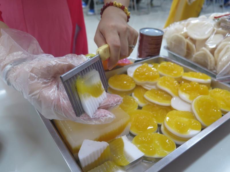 運用在地食材愛文芒果結合椰奶製成新式市丁果香濃郁。