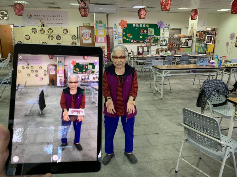 體驗AR實境的拍照,讓學員與自己的作品合照