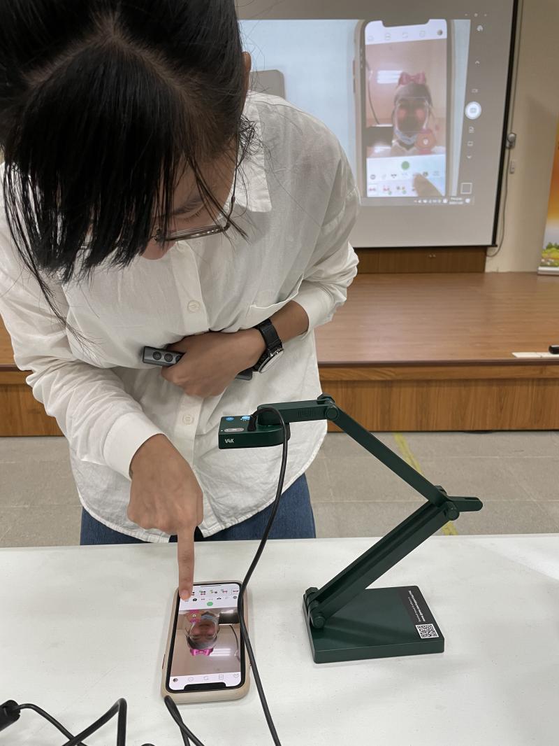 講師運用實物攝影機進行教學，讓學員可以更快速跟著手機桌面同步操作。