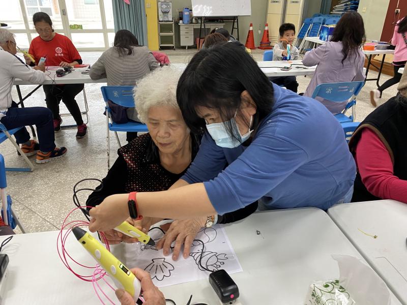 老師指導學員操作