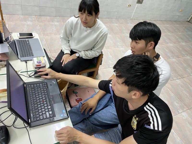 老師指導學員操作