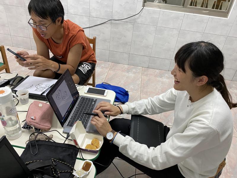學員認真操作、繪圖