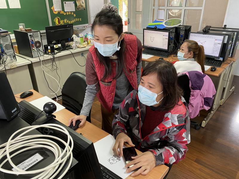 老師指導學員操作
