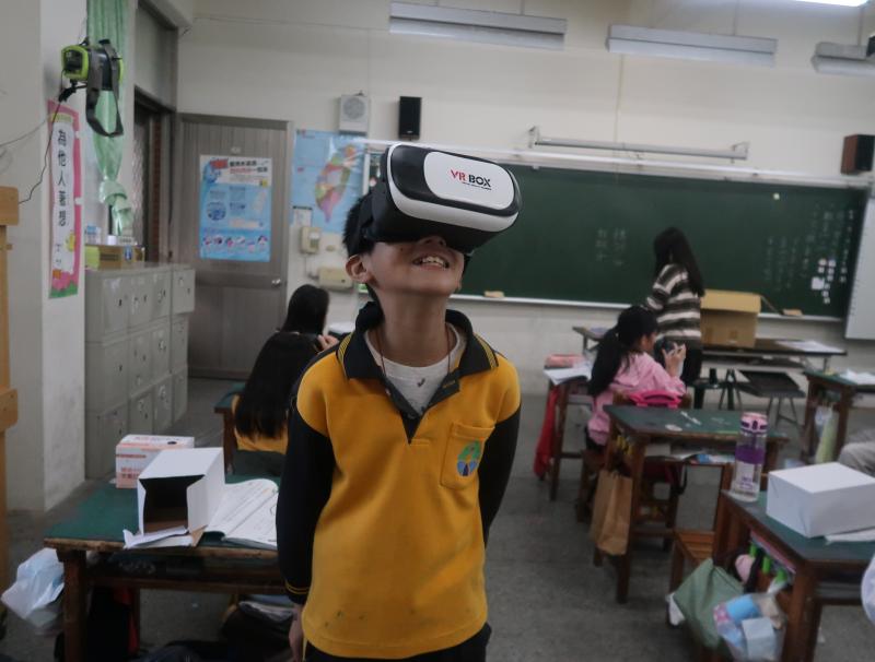 學生愛上VR科技新體驗課程