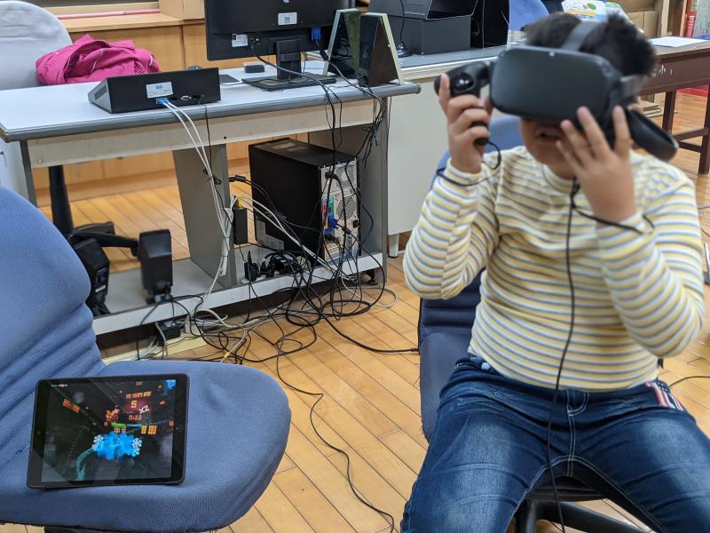 透過平板協助學員使用VR