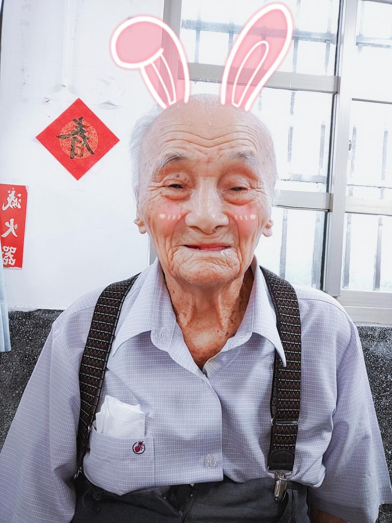 96歲的爺爺使用萌拍APP,成果讓本人覺得太可愛了