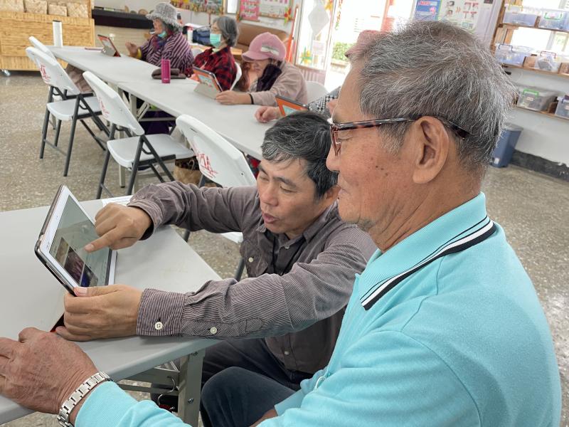 老師指導學員進入學習狀態