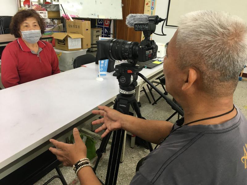講師運用數位錄影機錄製學員母語故事
