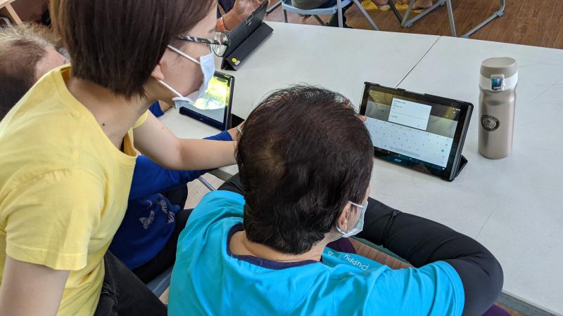 接著協助學員安裝衛服部行動快易通APP檢閱自己健康存摺