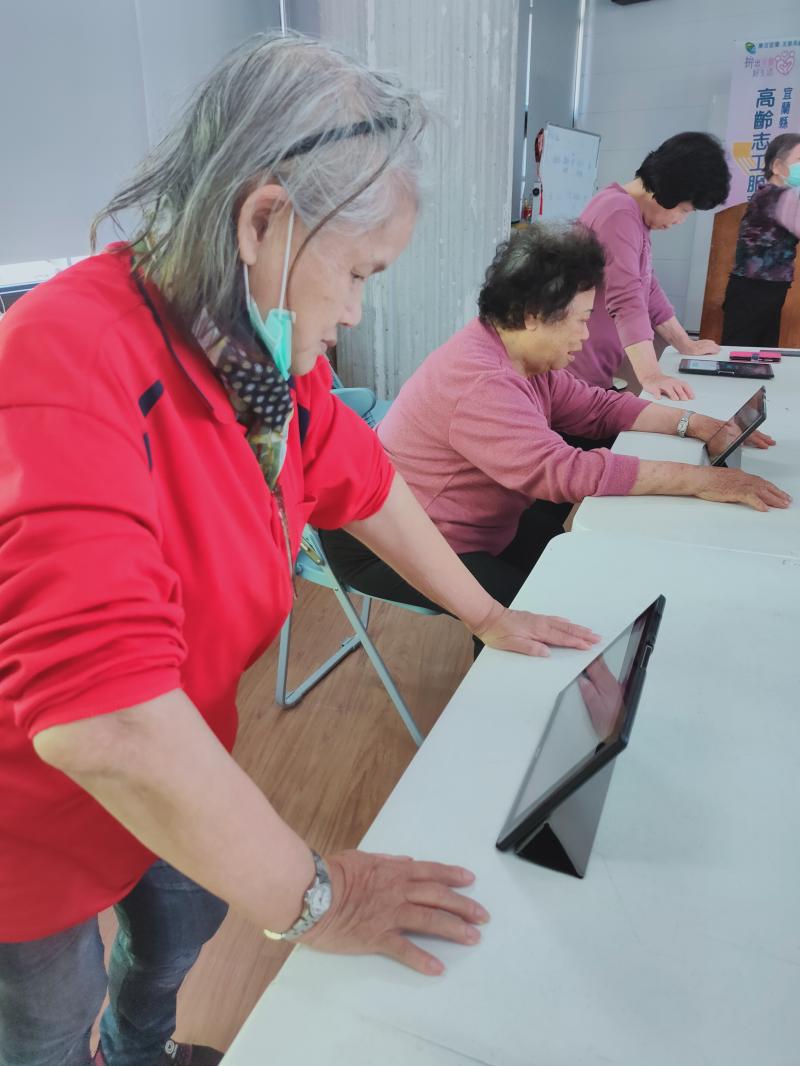 最後，介紹免費瘦身減肥APP，學員一起動動手運動