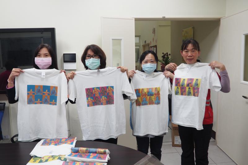 學員們展示自己製作的熱轉印普普風T恤。