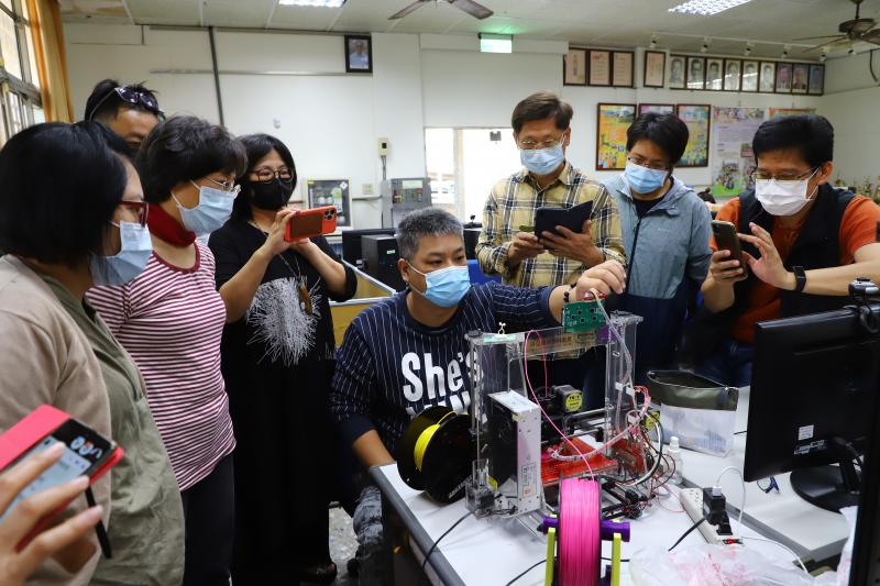 講師示範如何操作3D列印機