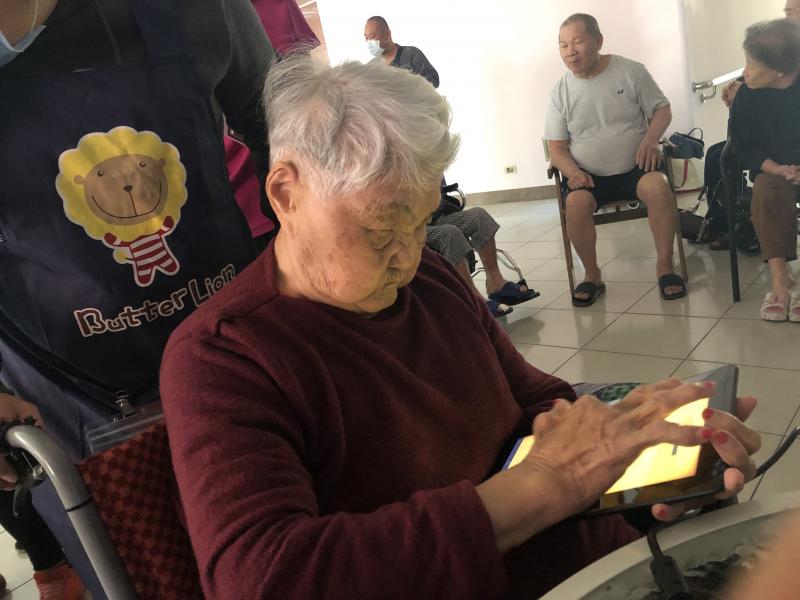 年紀超過90歲阿嬤,玩平板高興停不了手