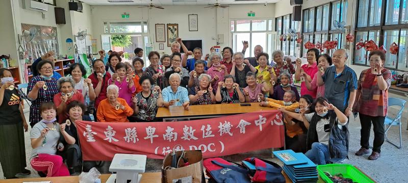 兩天的平板課程讓長輩感到開心又有收穫