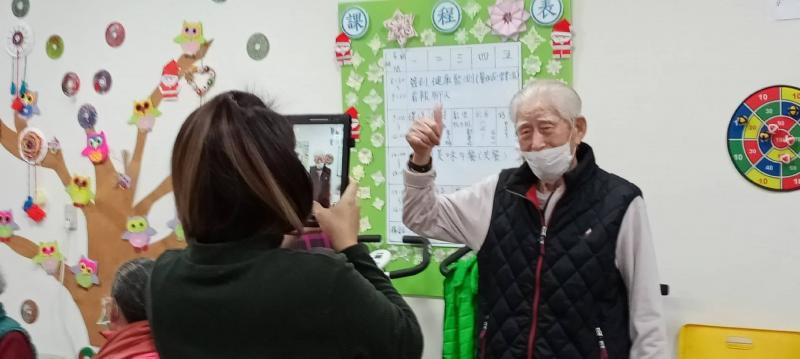 97歲的阿公拍攝帥氣照片，準備將自己的照片放在紅包袋上包給孫子