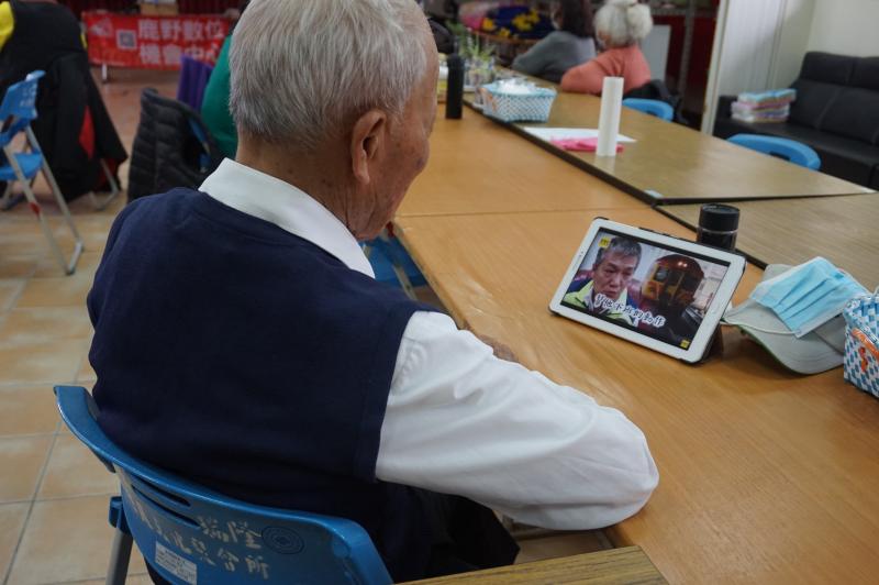 100歲吳木村阿公-用平板電腦搜尋-政治新聞-關心408車次火車意外事件