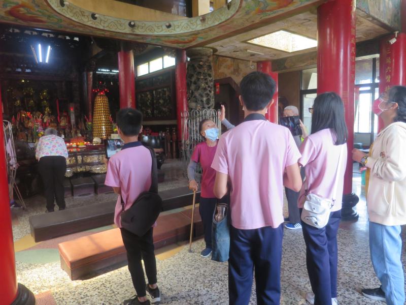 老師與長輩們帶著學生來到太子廟取景拍下合照的過程