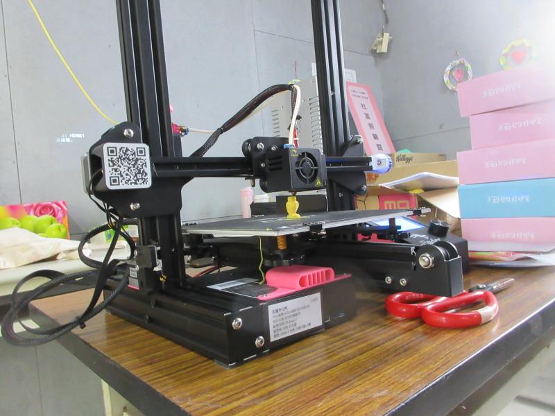 講師與學員講解如何操作3D列印機器