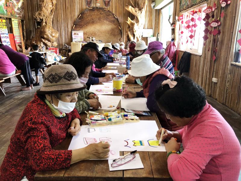 邀請牡丹四林部落文健站長者手繪「個人版的故事繪畫」，講師藉由不同媒材，激發長者創作力。