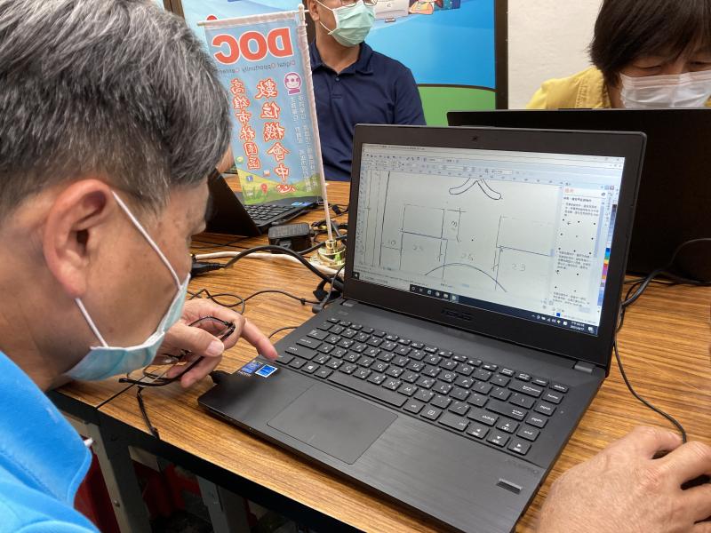 學員專注操作電腦雷雕軟體，緊跟老師講解步驟