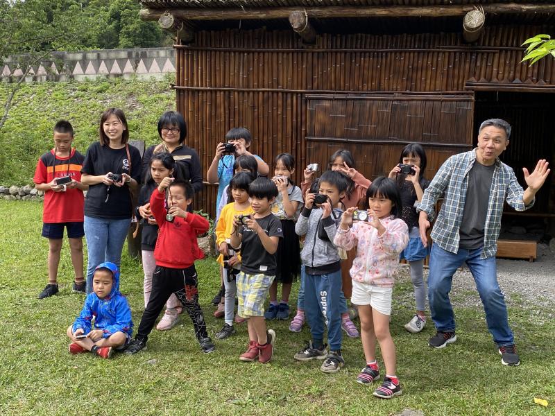 今天的親子攝影課程不僅使用可以借用到的相機，宜花輔導團也捐贈了9台二手相機給四季國小英士分校的小朋友做使用。小朋友們拿到相機都十分雀躍呢！