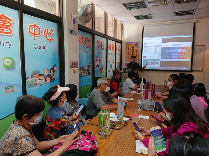 學員練習使用老師教學的台灣公車通行動生活應用程式