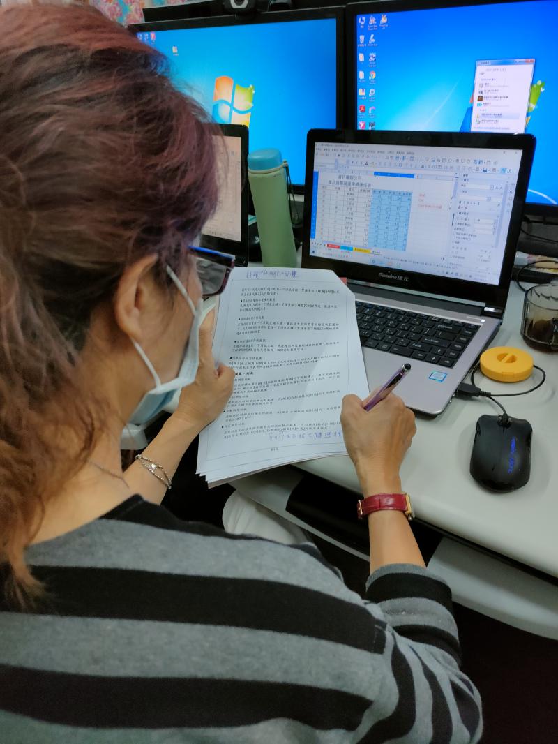 學員們認真的寫上課筆記，之後在工作上在操作軟體遇到問題時，筆記就成為他們非常重要的工具書!