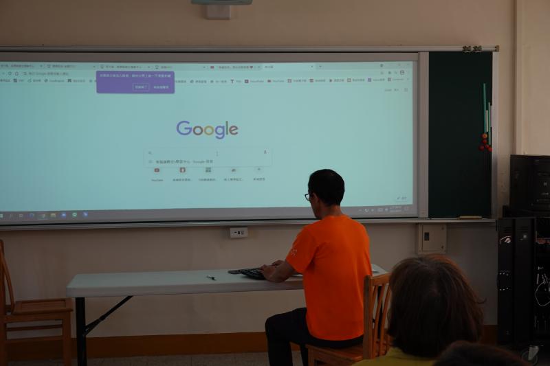 講師教受學員註冊 Google帳號,並示範如何尋回帳號密碼