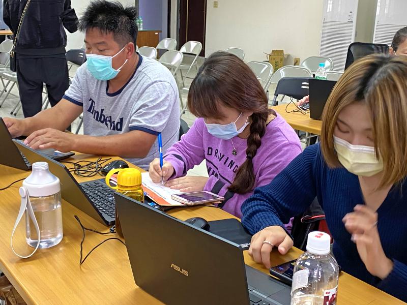 青農學員們認真規劃建置一頁式網站