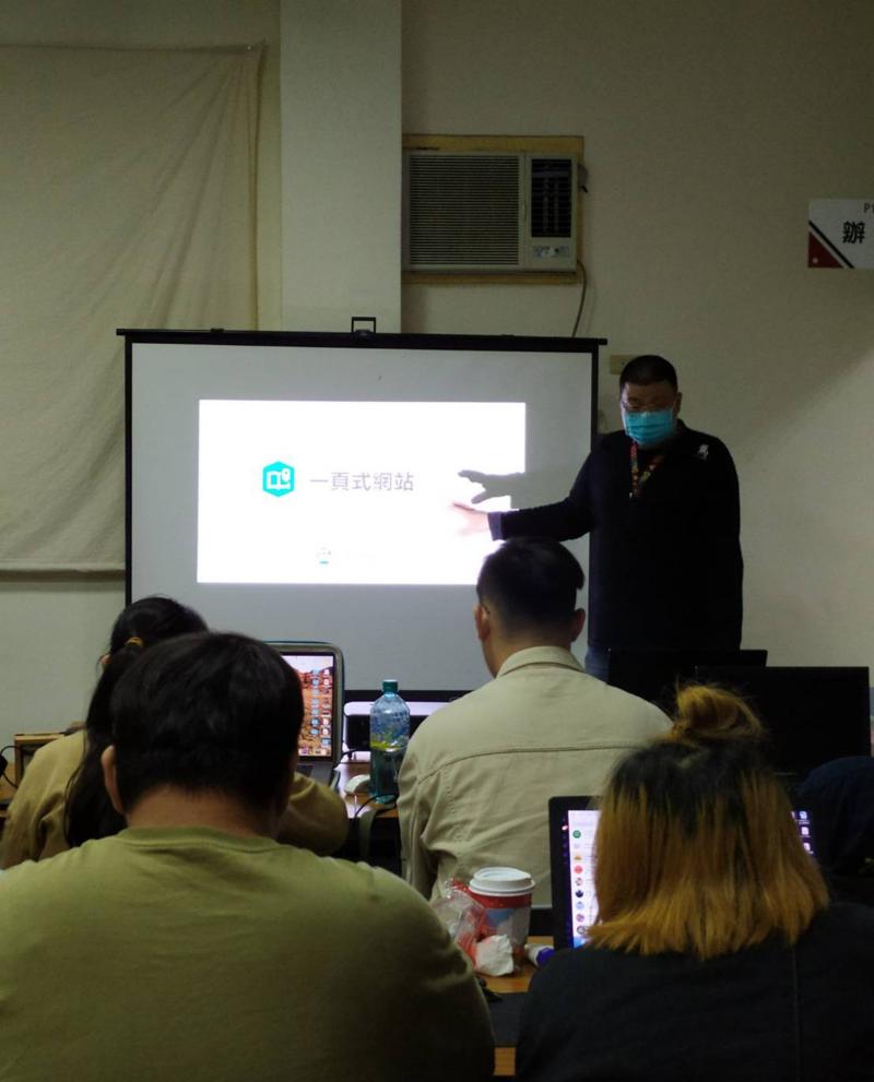 講師講解 ArcGIS StoryMaps 的功能及如何上傳照片、影片等功能