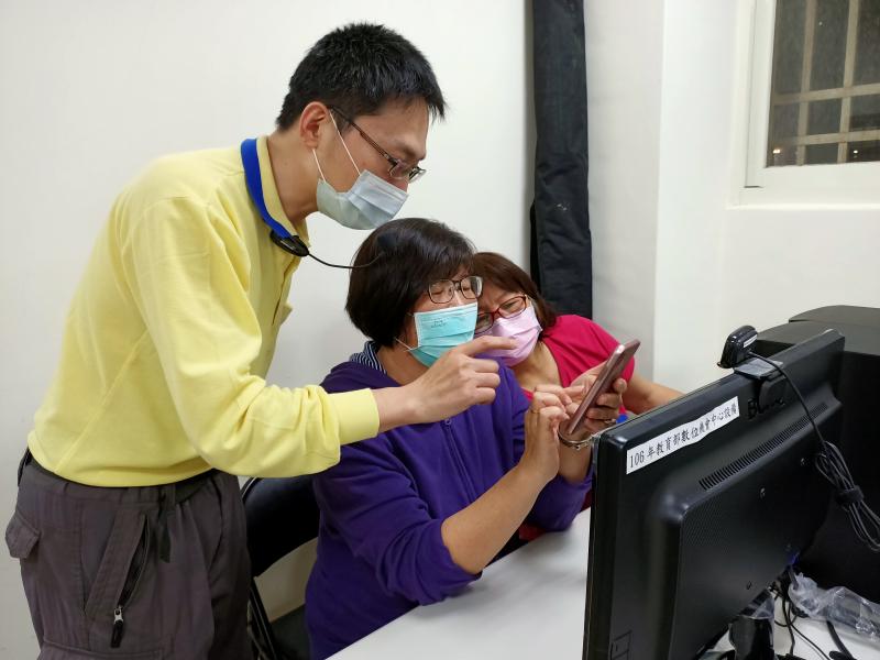 老師指導學員操作手機