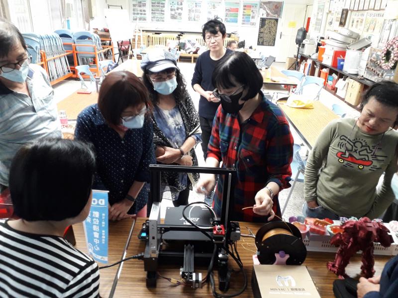 周瑞玲講師透過3D列印體驗應用課程講解3D列印的操作技巧，學員也在該門課學習灌模的操作，最終完成客製化手工植物皂的製作。
