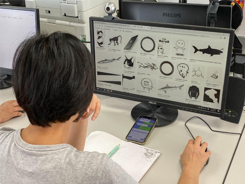 學員上網尋找設計靈感