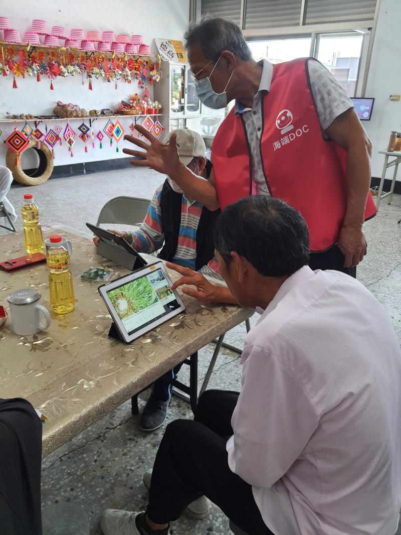 使用手機時，不同品牌手機的操作多少有些差異，連講師都要練習一下。