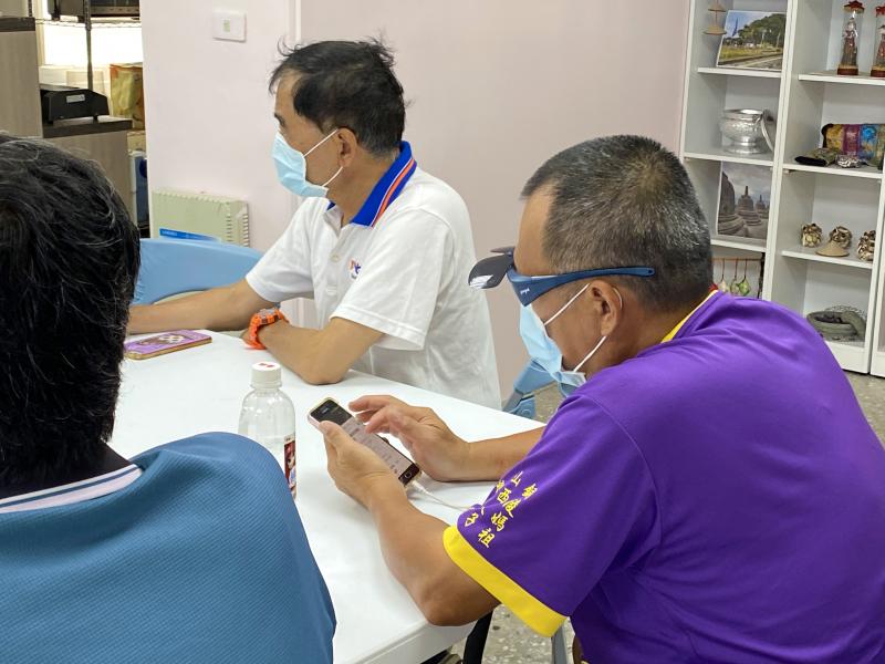 學員邊聽課邊操作手機社群軟體