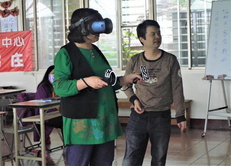 一名女學員正在老師指導下進行 VR 頭盔及手持裝置的體驗