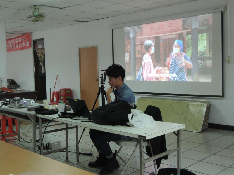 老師用投影片示範其他DOC的微電影作品