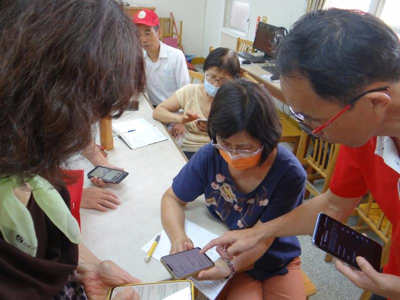 老師與學員用手機操作與示範