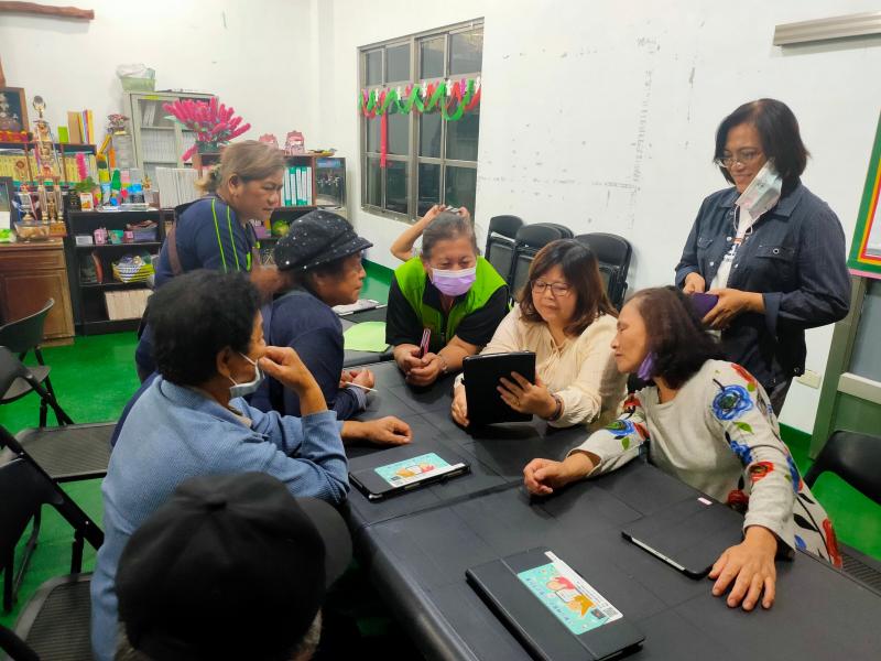 老師教學員們如何上網查證