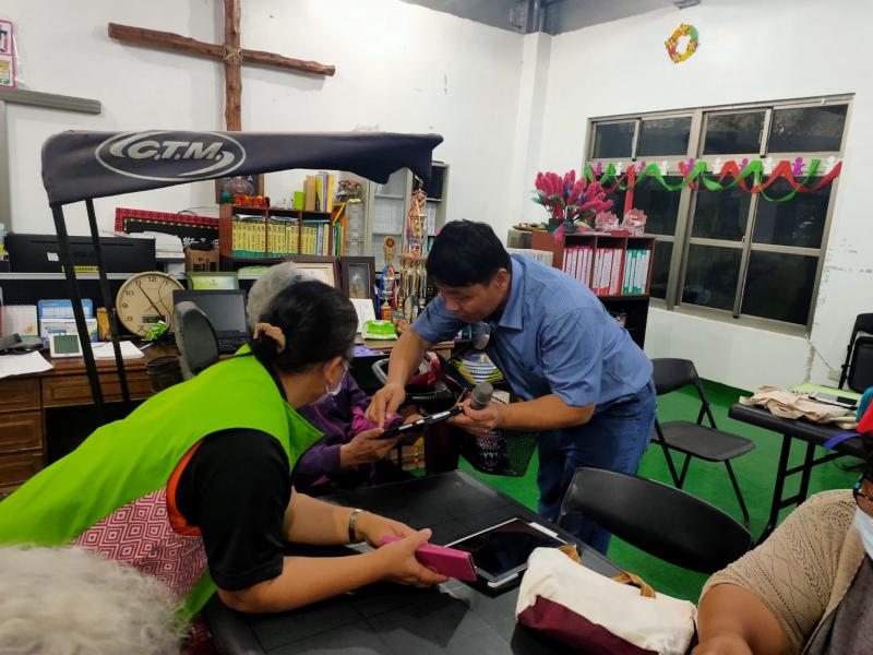 講師說明line如何加入「真的假的」的好友