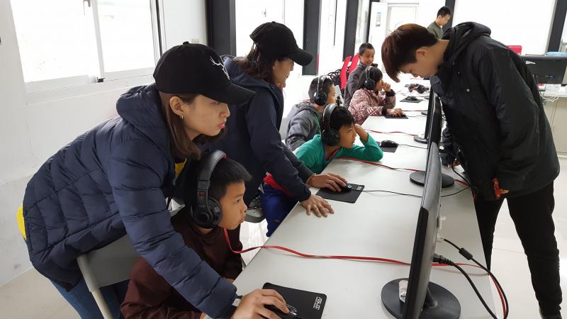 看這些孩子們互相以輕鬆的態度指導隔壁的孩子，跟上自己的腳步，比起老師耐心的程度不相上下呢！