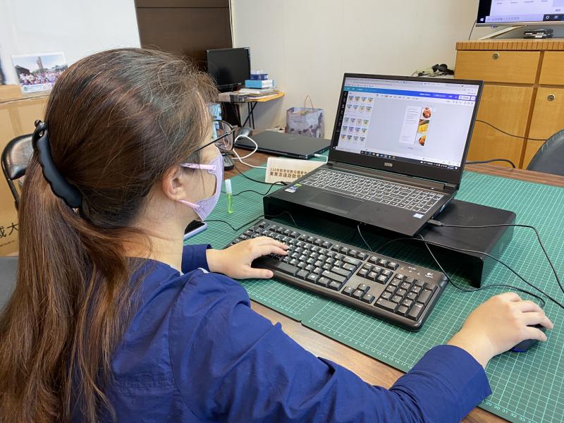 講師一步驟一步驟操作說明如何更換圖片，縮放及圖片特效等設計。