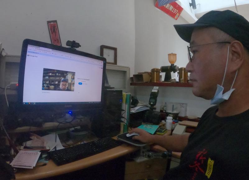 老師操作設備授課情形