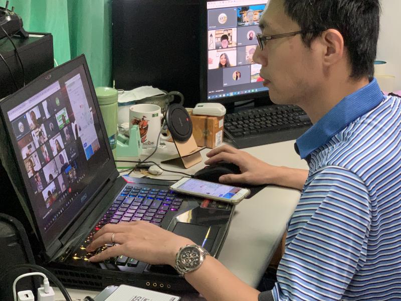 老師認真上課的樣子